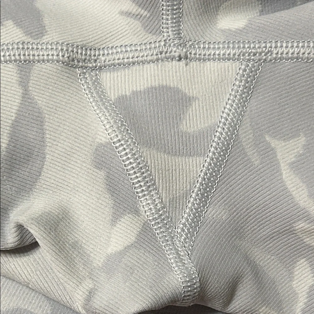 🚀Lululemon Athletica Light Gray Camo Leggings size 4 GUC